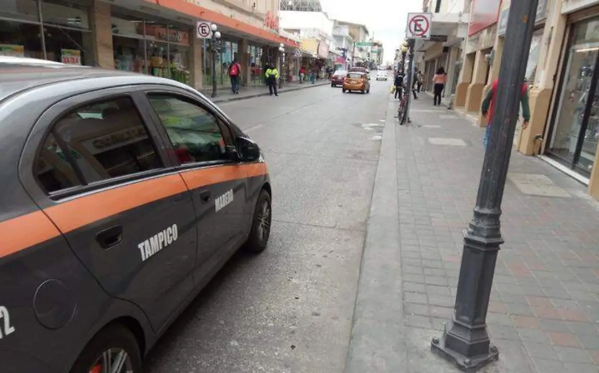 Ley de tránsito prohibe usar parasol en transporte público